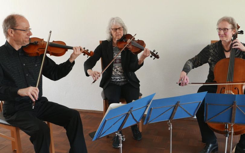 Das Dreiklang Trio, bestehend aus (v.li.) Martin Windhövel (Violine), Carola Rometsch (Violine) und Almut von Buttlar (Violoncello), tritt in der Ev. Christuskirche an der Wiescherstraße auf.