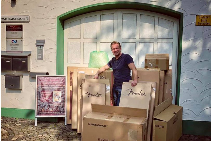 Dirk Gerlach vor seinem Musicland - die Devise in Corona-Zeiten. Können die Kunden nicht zu den Gitarren kommen, dann kommen die Gitarren eben zu den Kunden.