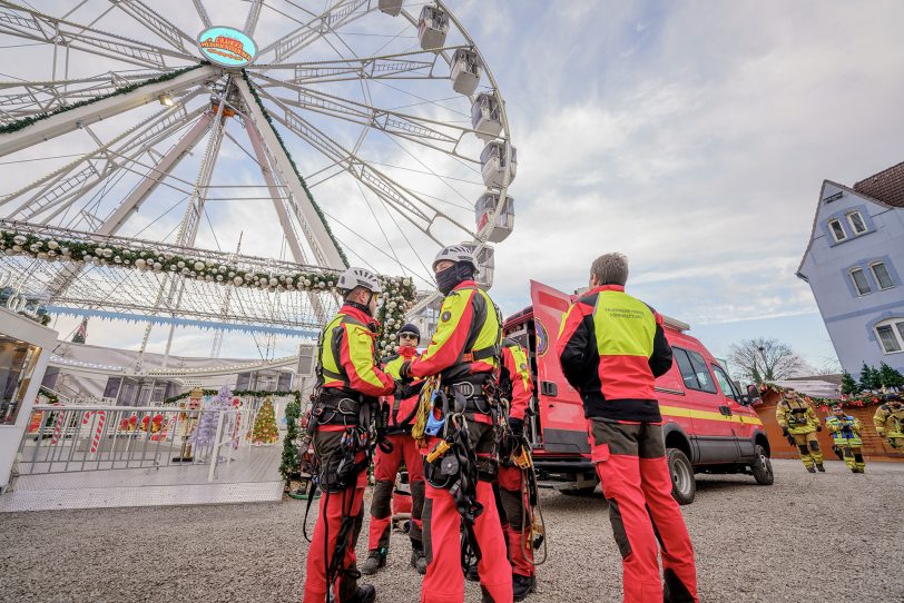 Üben eines Einsatzes der Höhenretter der Herner Feuerwehr am Mittwoch (14.12.2022) beim Riesenrad am Cranger Weihnachtszauber.