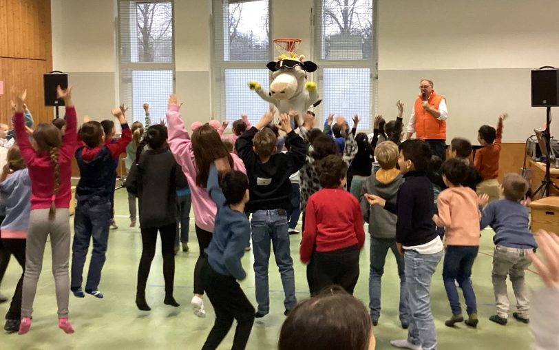 Tanzeinlage mit Lotte: Das NRW-Milchmaskottchen besuchte die Laurentiusschule.