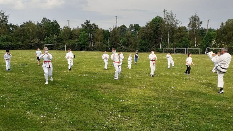 Abteilungsleiter Dirk Weber (re.) beim Warm Up mit den Taekwon-Do-Teilnehmern.