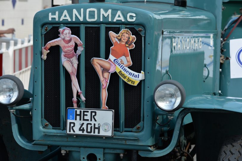 Kirmesoldtimer fahren von Bochum zum Cranger Kirmesplatz