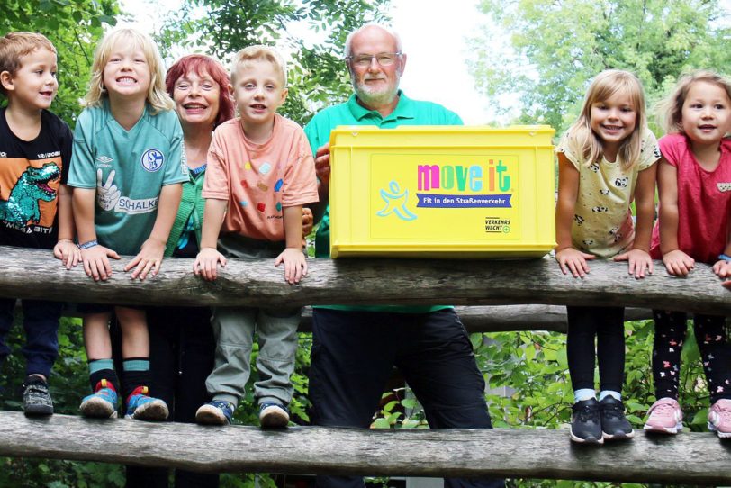 Björn Harwardt von der Verkehrswacht übergab Kindern der evangelischen Kita Turmstraße eine klatschgelbe „Move it Box“.