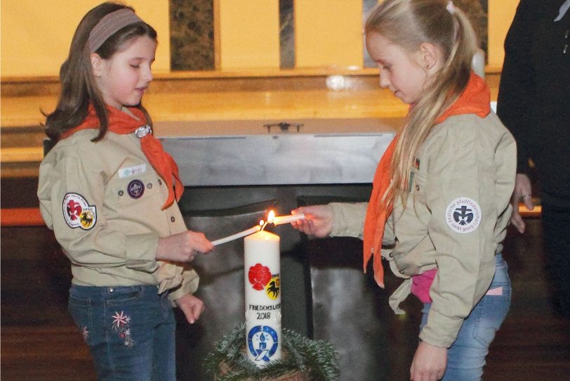 Pfadfinder vom Stamm St. Franziskus / St. Marien holten das Friedenslicht nach Holsterhausen.