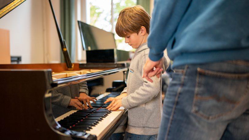 Mal das Klavier ausprobieren und über den Unterricht informieren: Die Musikschule Herne lädt zum Tag der offenen Tür (Archivbild).