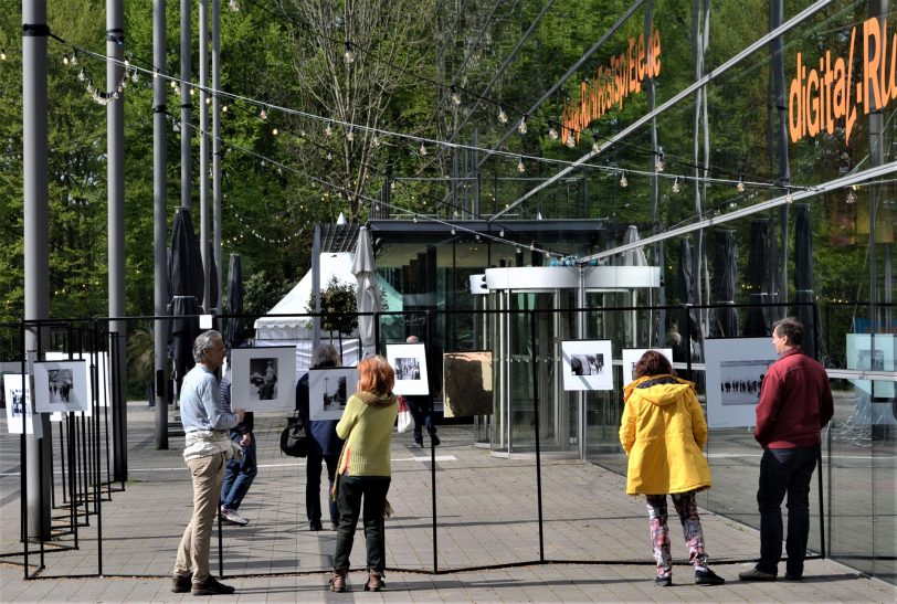 Die Fotoausstellung „Sie stellen sich vor. Ansichten der Zuschauer“ zum 75-jährigen Jubiläum der Ruhrfestspiele ist open air auf dem Grünen Hügel zu sehen.