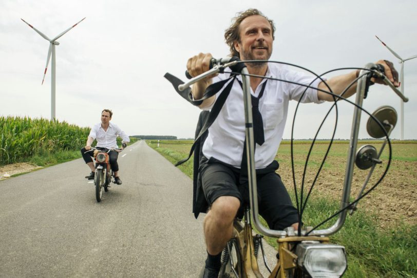 Beschließen, sich einen alten Traum zu erfüllen: Christian (Lars Eidinger) und Georg (Bjarne Mädel). Kinofilm: 25 km/h.