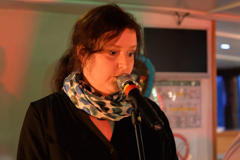 Poetry-Slammerin Anke Fuchs auf dem Kulturschiff