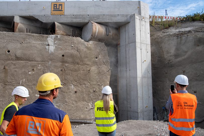 Durchstich für den Tunnel Baukau im Autobahnkreuz in Herne (NW), am Montag (22.08.2022). Nach knapp einem Jahr, in dem der neue Tunnel von der A43 zur A42 Stück für Stück unter den Bahngleisen vorangetrieben wurde, ist jetzt &quot;Licht am Ende des Tunnels&quot;.