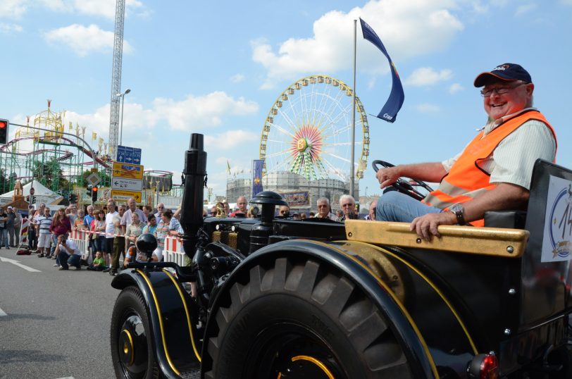 Kirmesoldtimer fahren von Bochum zum Cranger Kirmesplatz
