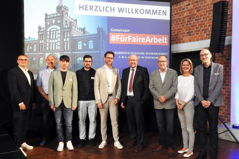Nahmen am 24. Bundesfachtagung Bekämpfung der Schwarzarbeit teil (v.l.): Niklas Dziemba (HWK Dortmund), Marco Kersting (HWK Münster), Marco Kowolik (HWK Dortmund), Enrico Pohl (HWK Dortmund), Henrik Himpe (Stv. Hauptgeschäftsführer HWK Dortmund), Berthold Schröder, Präsident HWK Dortmund, Wolfgang Stein (Stadt Recklinghausen), Yvonne Grathenauer (Landkreis Saalekreis) und Lothar Kauch (HWK Dortmund).