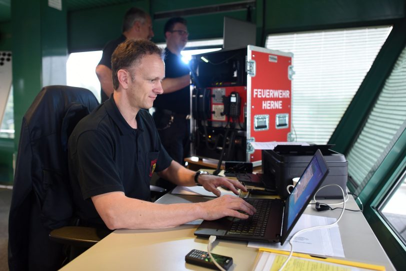 Feuerwehrmann Thorsten Lange in der Sicherheitswache im Schleusenturm.