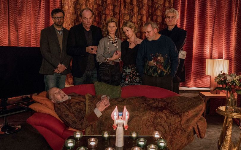 Am Totenbett des Vaters und Schwiegervaters (Peter Maertens) versammeln sich (v. li.): Uli (Michael Rotschopf), Lindas Ehemann Fred (Herbert Knaup), Linda (Leslie Malton), Ulis Ehefrau Franziska (Brigitte Zeh), Joschi (Joachim Król) und Jakob (Dominic Raacke).