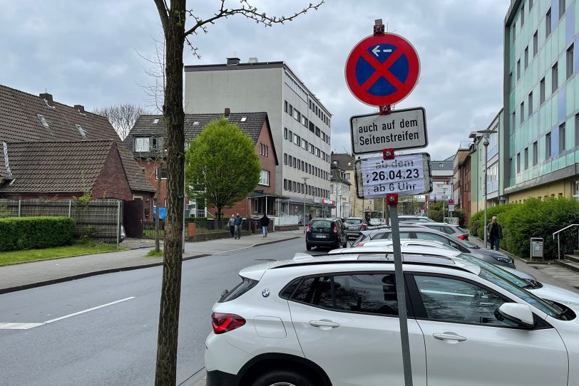 Die Parkverbotsschilder ab Mittwoch, 26. April 2023, stehen noch. Gesperrt und gearbeitet wird nun aber erst ab Donnerstag, 4. Mai 2023.