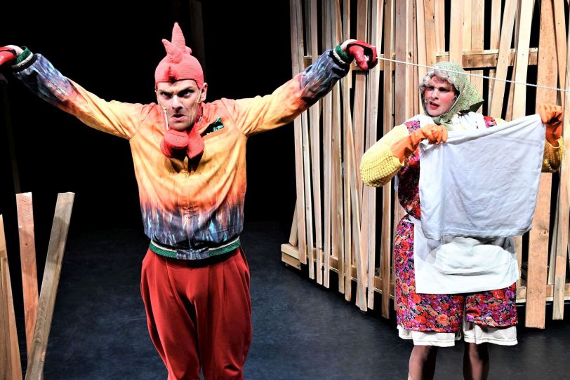 Der laute Hahn (Chris Carsten Rohmann) stört die Bäuerin (Thyra Uhde).