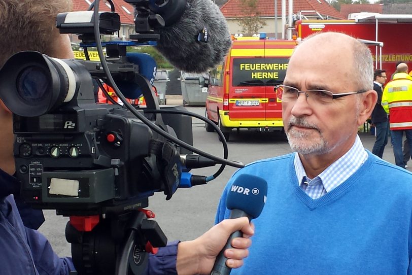 Regierungspräsident Dr. Gerd Bollermann beim TV-Interview auf dem Zurbrüggen-Platz.