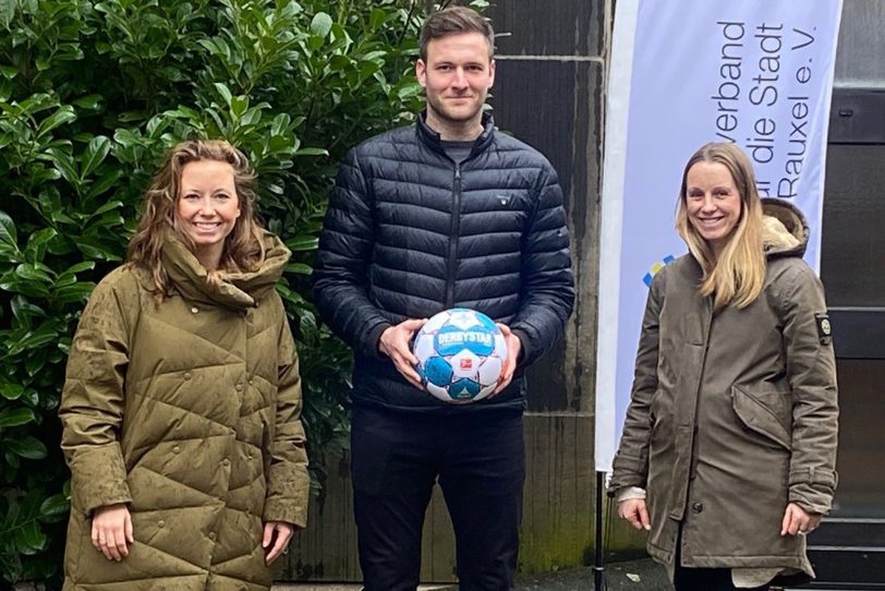 Die Babylotsinnen Marina Heberle li. und Julia Wienkotte mit Vfl-Torwart Michael Esser.
