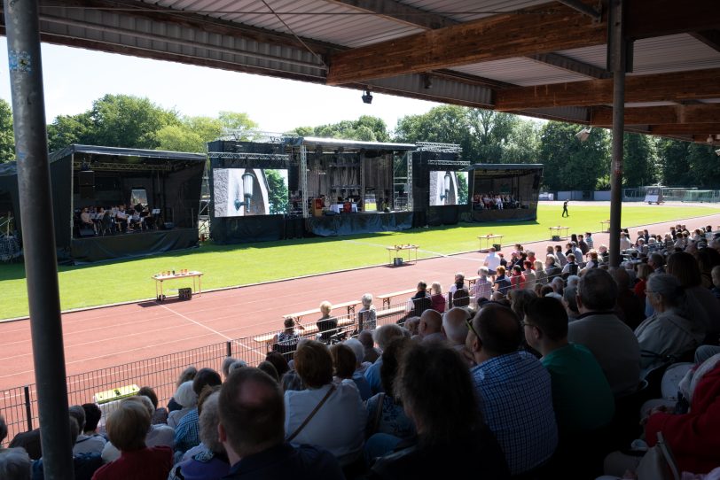 Beim Festgottesdienst in der Mond-Arena.