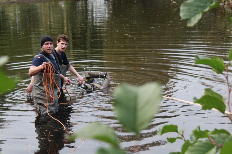 Das THW Herne senkt für die Stadtverwaltung den Wasserspiegel des Ostbachteiches um 50 cm ab.