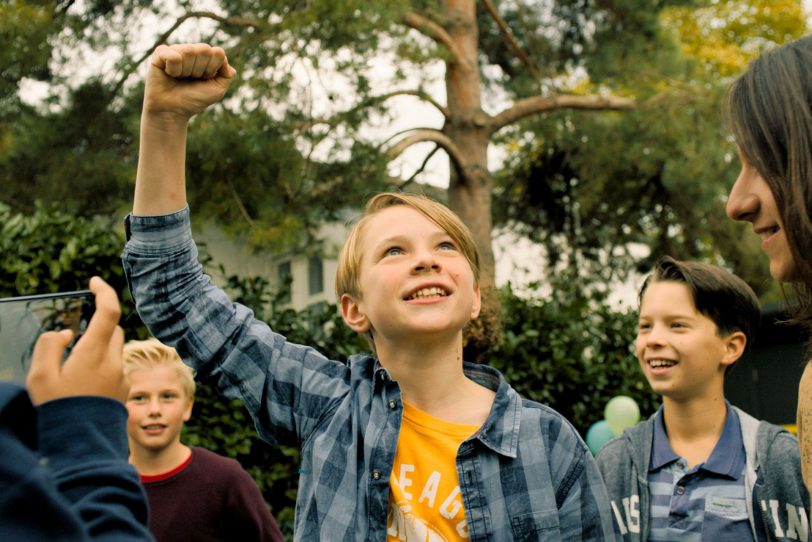 KinoFilm: Zu weit weg. Teamgeist ist das A & O beim Fußball. Ben (Yoran Leicher) in Siegerlaune