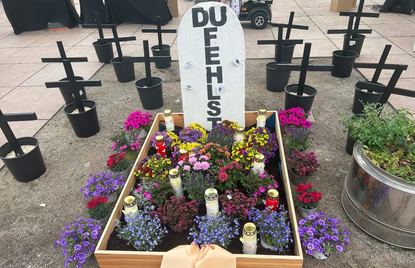 16 Kreuze erinnern an die Verstorbenen.