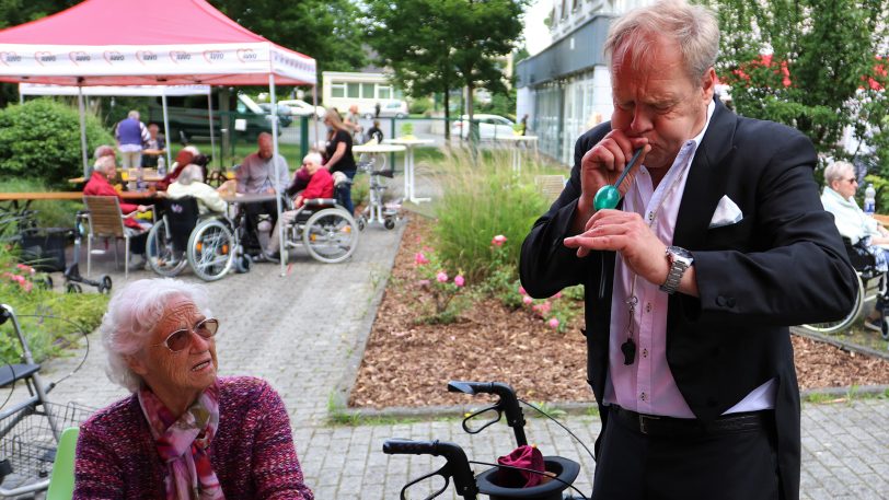 Zauberer Felix (re.) sorgte beim Sommerfest im Grete-Fährmann Seniorenzentrum für Unterhaltung.