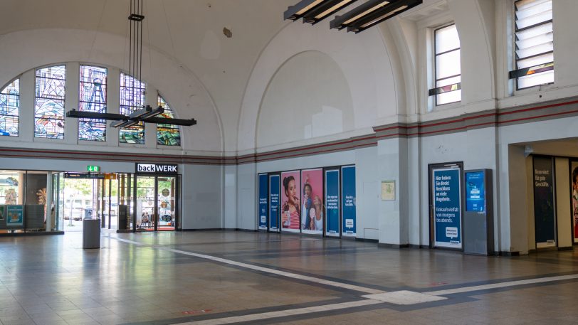 Die Eingangshalle am Herner Bahnhof ist noch kein Ort zum Verweilen, die neue Förderung soll dies ändern.