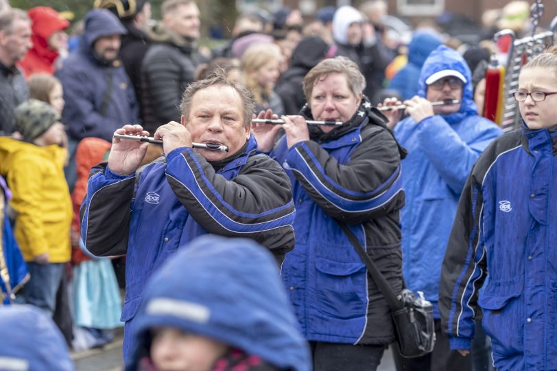 Der Karnevalsumzug am Rosenmontag (04.03.2019) in Herne (NW). Der Umzug startete pünktlich um 12 Uhr vom Kurt-Edelhagen-Platz in Sodingen in Richtung Innenstadt. Trotz der Unwetterwarnung des DWD hatten sich die HeKaGe und das Ordnungsamt entschieden, den Zug rollen zu lassen. Kurz nach dem Start setzte ein heftiger Schauer ein, der Teilnehmer und Zuschauer ordentlich durchweichte.