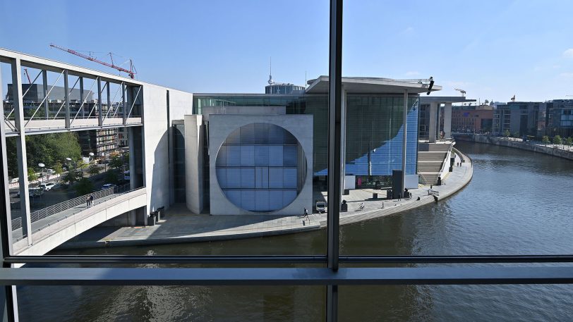 hallo-Fotograf Heinz-Jürgen Bourichter wurde durch das Paul-Löbe-Haus, das Marie-Elisabeth Lüders Haus und den Reichstag in Berlin geführt. Allabendlich beginnt mit Einsetzen der Dunkelheit eine Film-, Licht- und Tonprojektion mit dem Titel „Dem deutschen Volke — Eine parlamentarische Spurensuche. Vom Reichstag zum Bundestag“.