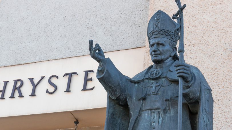 Eine Statue von Papst Johannes Paul II.