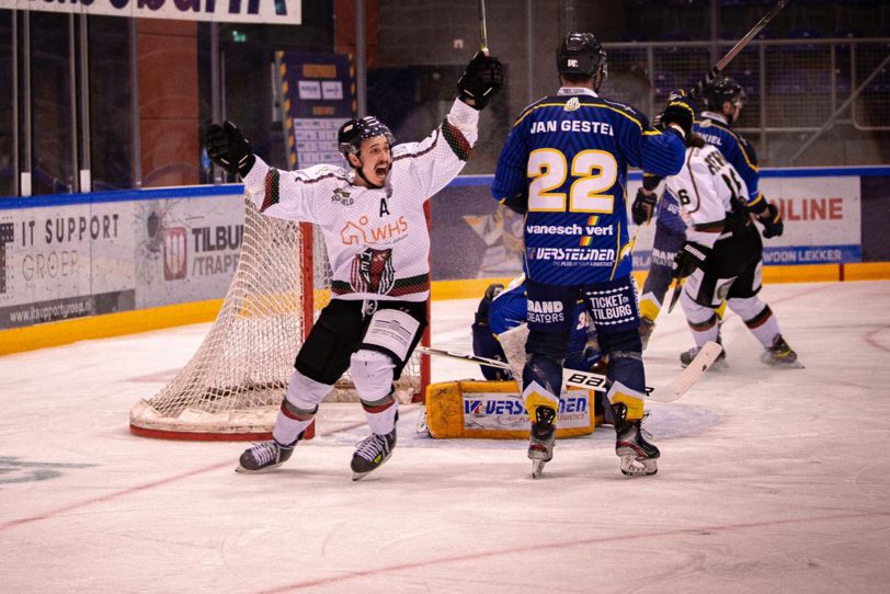 Marcus Marsall freut sich über das 1:0 von Patrick Asselin und über den ersten Sieg in der Halbfinal-Serie gegen Tilburg.