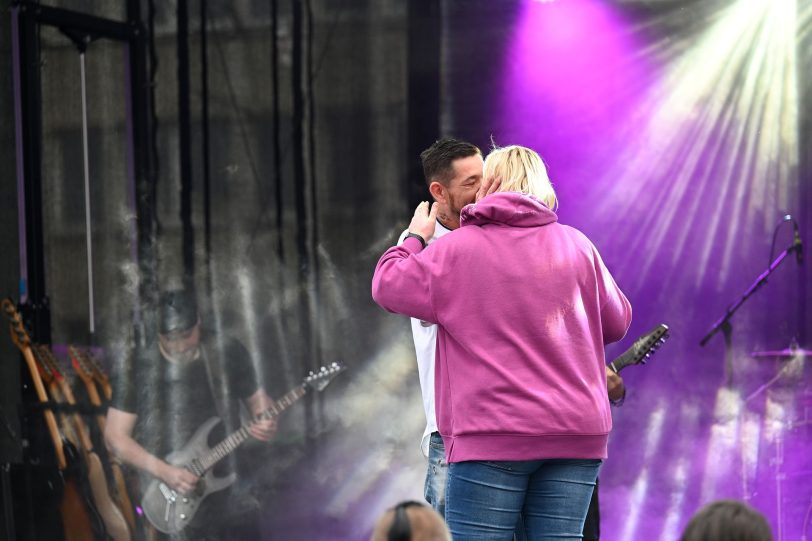 Heiratsantrag auf der Bühne. Der Wanne-Eickeler Robin hält um die Hand seiner Freundin Lydia an.