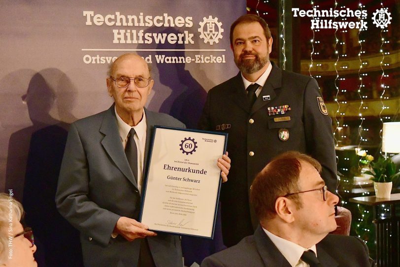 Günter Schwarz – mit 60-jähriger Zugehörigkeit Rekordhalter im Ortsverband des THW Wanne-Eickel. im Bild rechts: Ortsbeauftragter Ralf Bruns.