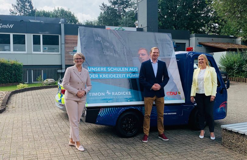 Am #zukunftsmobil von OB Kandidat Radicke: Anja Karliczek und Petra Vogt.