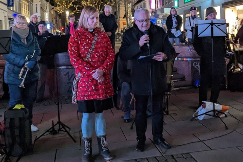 Ökumenisches Adventssingen auf der Bahnhofstraße 2022 – mit den Bläsern des CVJM unter der Leitung von Stefan Wilhelm.