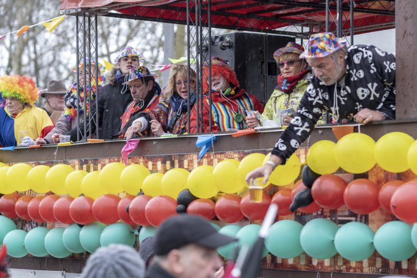 Der Karnevalsumzug am Rosenmontag (04.03.2019) in Herne (NW). Der Umzug startete pünktlich um 12 Uhr vom Kurt-Edelhagen-Platz in Sodingen in Richtung Innenstadt. Trotz der Unwetterwarnung des DWD hatten sich die HeKaGe und das Ordnungsamt entschieden, den Zug rollen zu lassen. Kurz nach dem Start setzte ein heftiger Schauer ein, der Teilnehmer und Zuschauer ordentlich durchweichte.