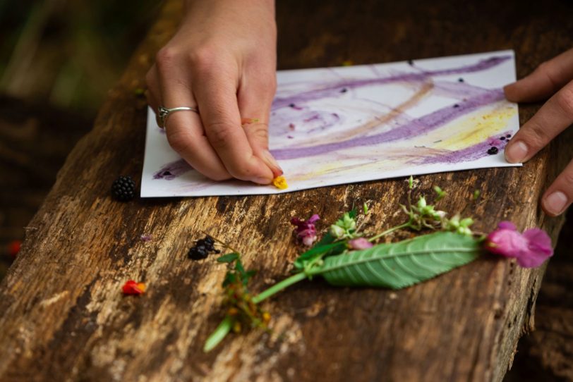 Die Ruhe im Wald fördert die Kreativität der jungen Menschen.
