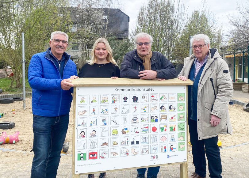 (v.l.) Arnold Plickert, Jennifer Lindner von der KiTa Däumling, Jochen Schübel und Heinz Huschenbeth.