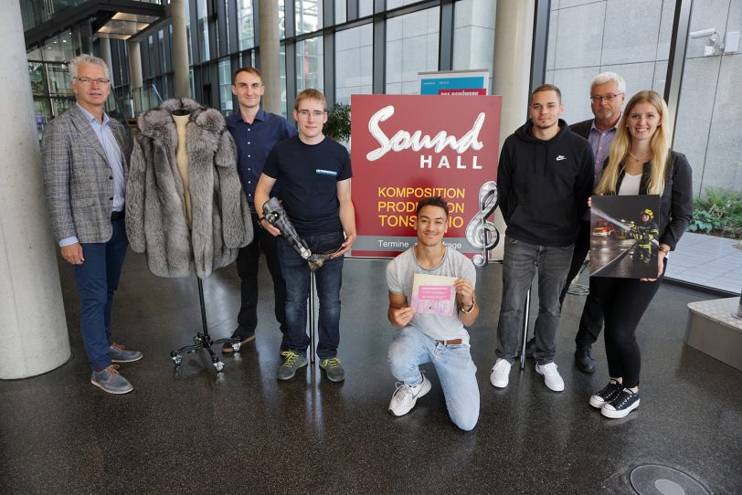 v.r. Ronja Sahm, Jörg Hamann, mit den Preisträgern Massimo Bevilacqua, Adrien Ngouah-Ngally,Tim Zentgraf, Simon Böttcher mit seinem Chef Jochen Schleuter.