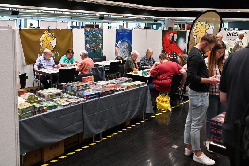 Spiele spielend erleben. Besucher nutzten die Möglichkeit, die verschiedenen Spiele auszuprobieren.
