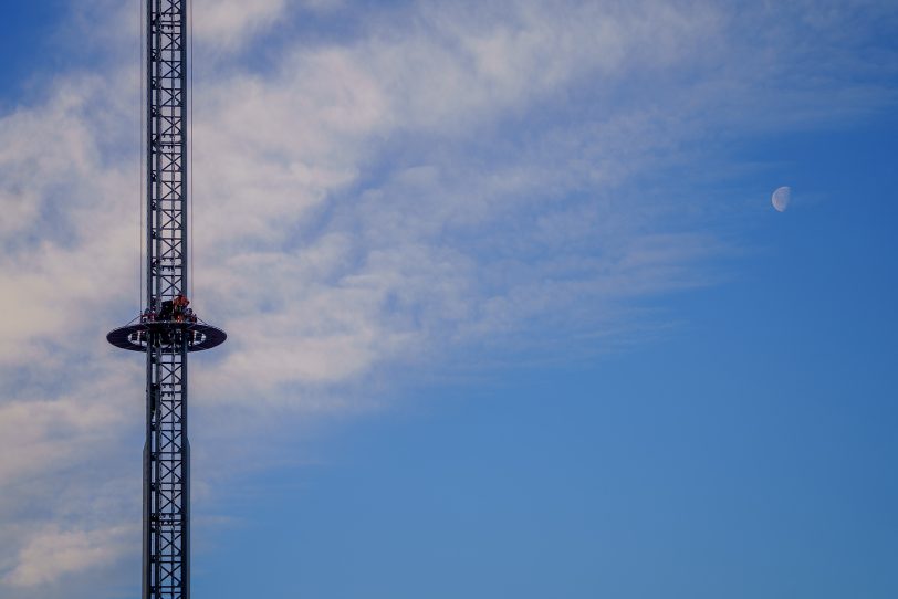 Üben eines Einsatzes der Höhenretter der Herner Feuerwehr am Mittwoch (14.12.2022) beim Riesenrad am Cranger Weihnachtszauber. Hier war die Marler Feuerwehr am Freefall Tower im Einsatz.