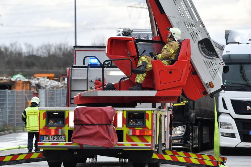 Einsatz der Feuerwehren des Kreises Recklinghausen und der Stadt Herten bei dem Großbrand der Lagerhalle der Hagebau Logistik in Herten (NW), am Sonntag (01.03.2020).