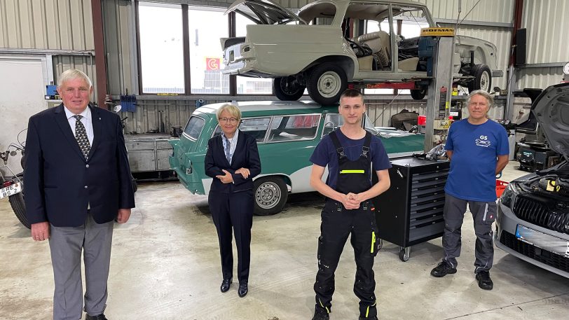 Aufgrund des Ausbildungsprogramms NRW besuchte Arbeitsminister Karl-Josef Laumann (li.) den Betrieb