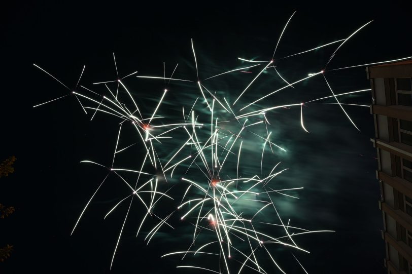 Das Eröffnungsfeuerwerk der Cranger Kirmes 2024, aufgenommen vom Abschussplatz am Westhafen.