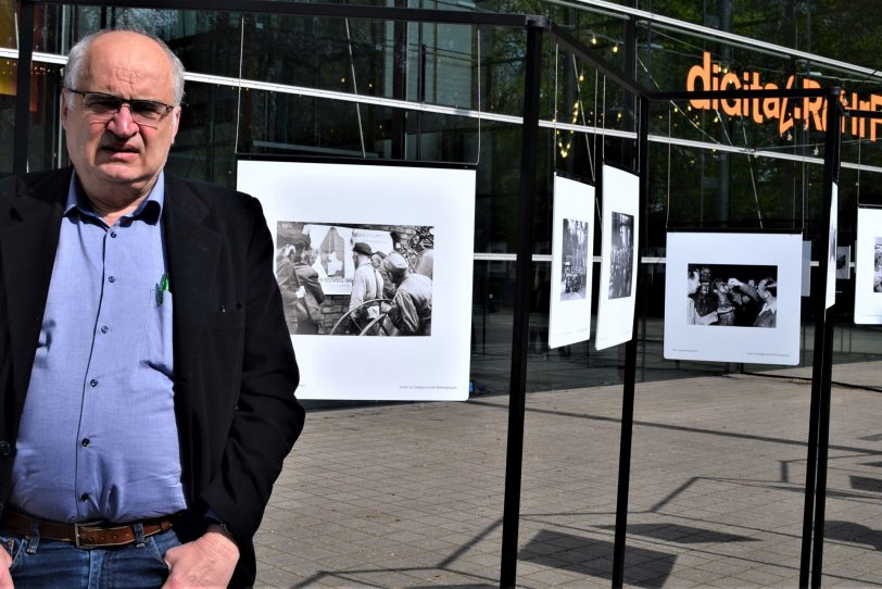 Kurator Andreas Rossmann neben dem einleitenden Foto „Arbeit und Kultur gehören zusammen“ von 1949.