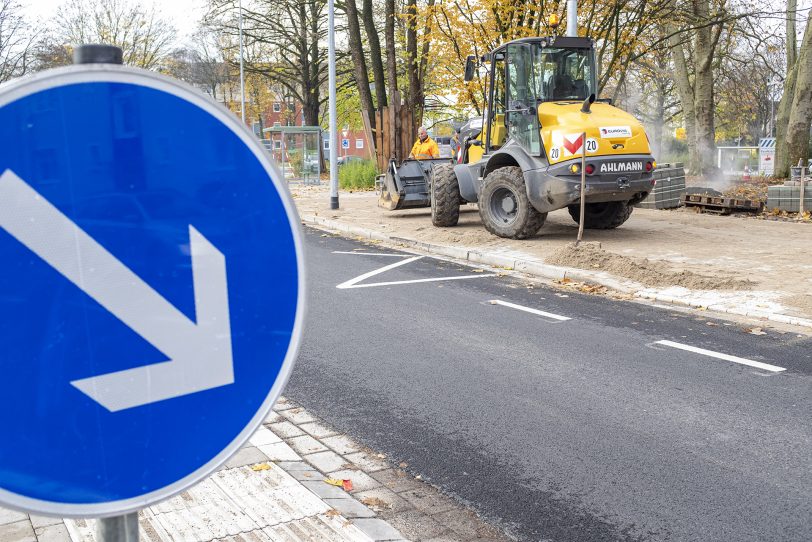 Letzte Pflasterarbeiten an der Holsterhauser Straße kurz vor der Übergabe.