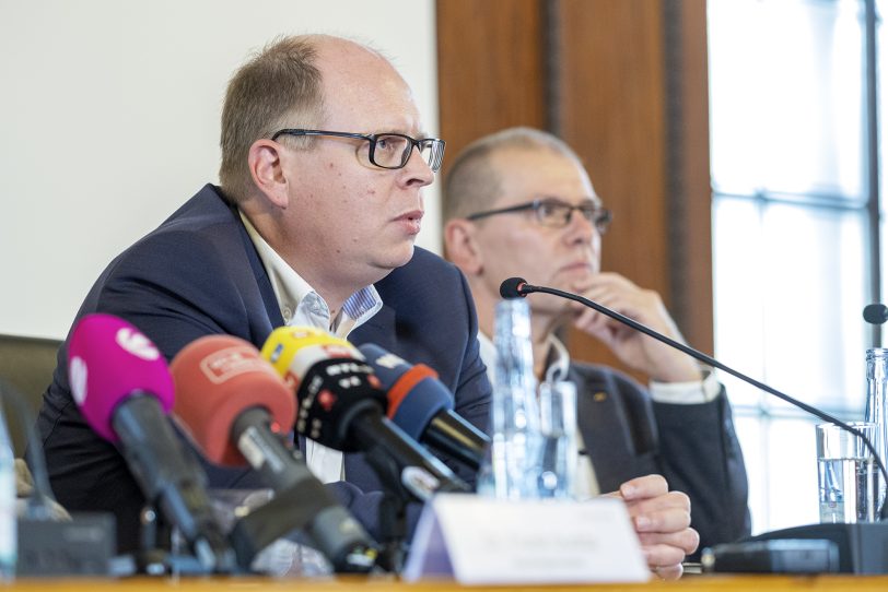 Ordnungsdezernent Johannes Chudziak (links ) und Eduard Belker, stellvertretender Leiter des Fachbereichs Öffentliche Ordnung.