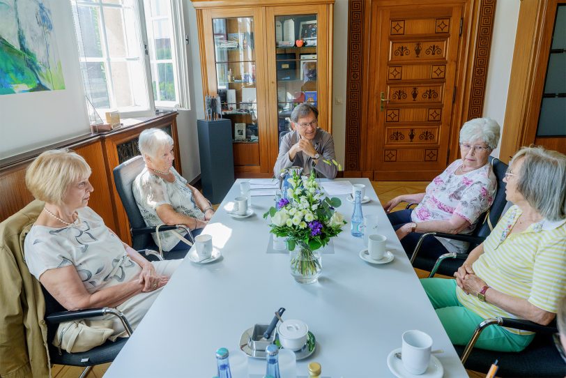 Ulla Schmidt, hat die drei Damen für die Jubiläums-Ehrenamtskarte vorgeschlagen, Bärbel Neuhoff, Oberbürgermeister Dr.Frank Dudda, Theresia Heckert und Renate Wolters.