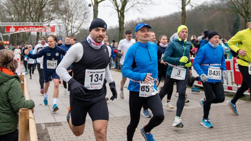 Eindrücke vom 46. Silvesterlauf im Gysenberg am Dienstag (31.12.2024). Mehrere Läufe in verschiedenen Altersklassen standen auf dem Programm.