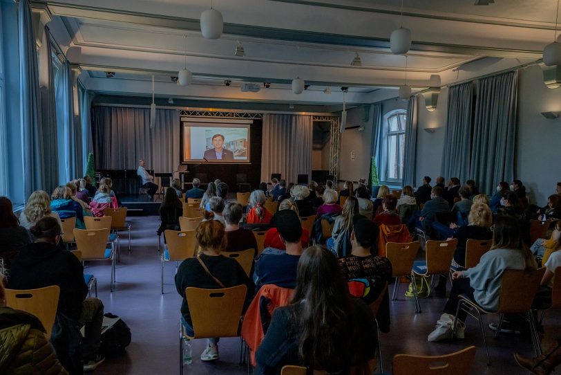 In der städtischen Musikschule trafen sich Teilnehmende aus Verwaltung, Politik und Institutionen zur Konferenz.